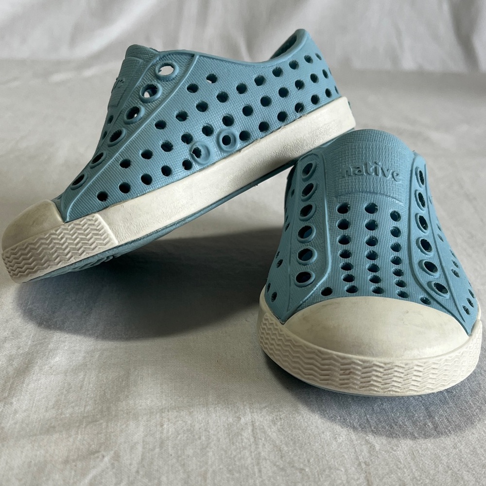 Native Kids Water Shoes - Light Blue and White, size 4